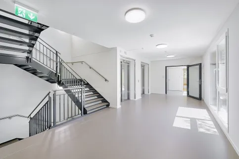 Großzügiges, innenliegendes Treppenhaus mit zwei Bettenliften