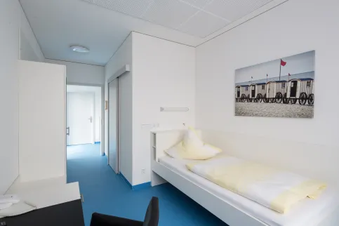Die Interims-Rehaklinik mit 35 Patientenbetten wurde in Holz-Modul-Bauweise in Kombination mit Element-Bauweise realisiert.
