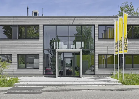 Großzügiges Bürogebäude mit kleiner Lagerhalle