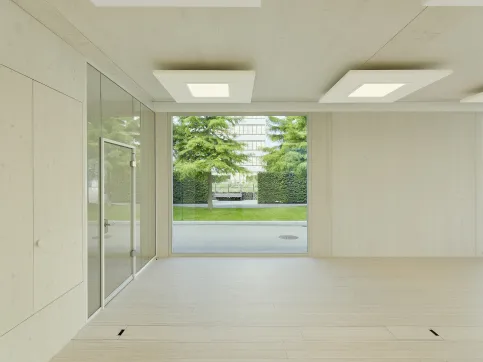 Exklusiver Büro-Modulbau als Raumerweiterung an bestehendes Industriegebäude. Festverglaste Fenster mit Weißglas in Eiche.