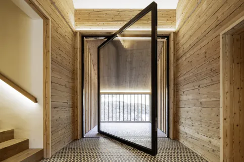 Pivottür in einem Landhaus in der Schweiz