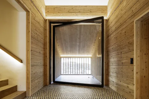 Pivottür in einem Landhaus in der Schweiz