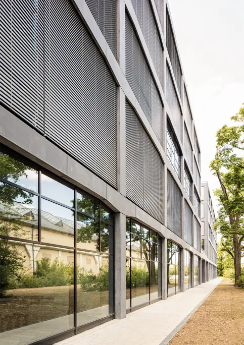 Sonnenschutzlösungen müssen in der nachhaltigen Stadtentwicklung als fester Bestandteil klimaeffizienter Gebäude mitgedacht und integriert werden. © HELLA