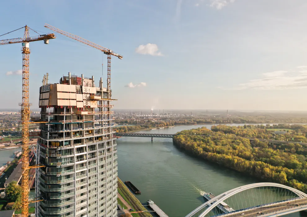 Der 168 Meter hohe Eurovea-Tower, hier noch im Bau, ist das derzeit höchste Gebäude der Slowakei. Er bietet einen Blick auf das Eurovea City-Viertel und das Donauufer.