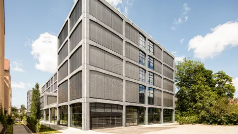 Jalousien und Raffstoren werden fertig im Kasten vormontiert