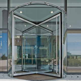 dormakaba KTV ATRIUM, Karusselltür im Ganzglas-Look