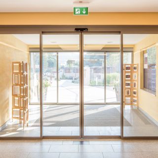 dormakaba ST FLEX Green, Energieeffiziente, feingerahmte Schiebetür