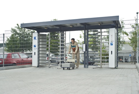 Kentaur hohe Drehflügeltüren FGE-M01 – Integrierte Drehflügeltür als Transportdurchgang