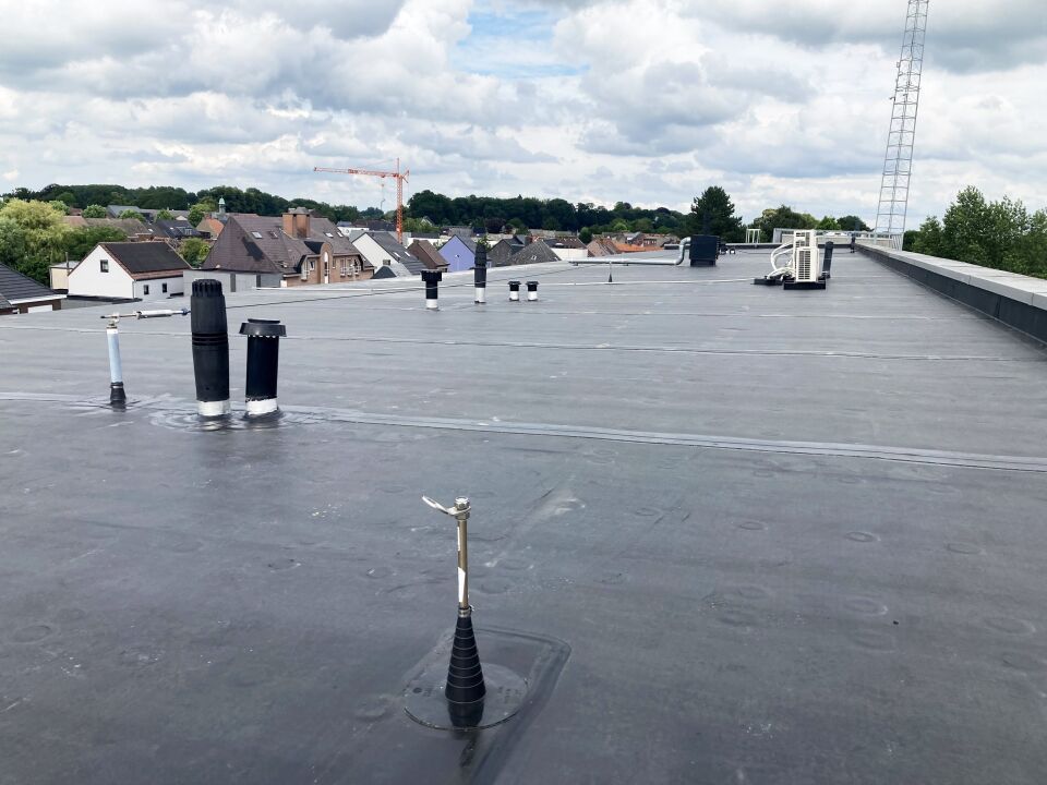 Elevate RubberGard™ EPDM SA-Dachbahn