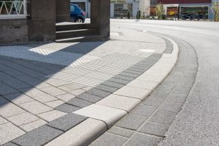 Überfahr-Bordstein 15/20/100 gefast 2x2 Basaltbeton grau