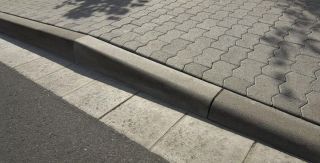 Übergangsstein rechts für HB 180x300 Basaltbeton ausgewaschen