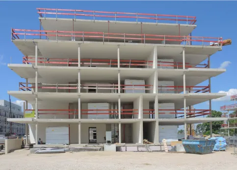 Hybridbau mit nichttragender Fassadenkonstruktion aus vorgefertigten Holzbauelementen