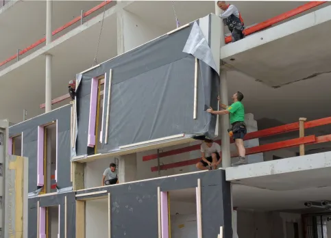 Hybridbau mit nichttragender Fassadenkonstruktion aus vorgefertigten Holzbauelementen