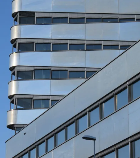 Fassade aus nichttragenden vorelementierten Holzbauelementen