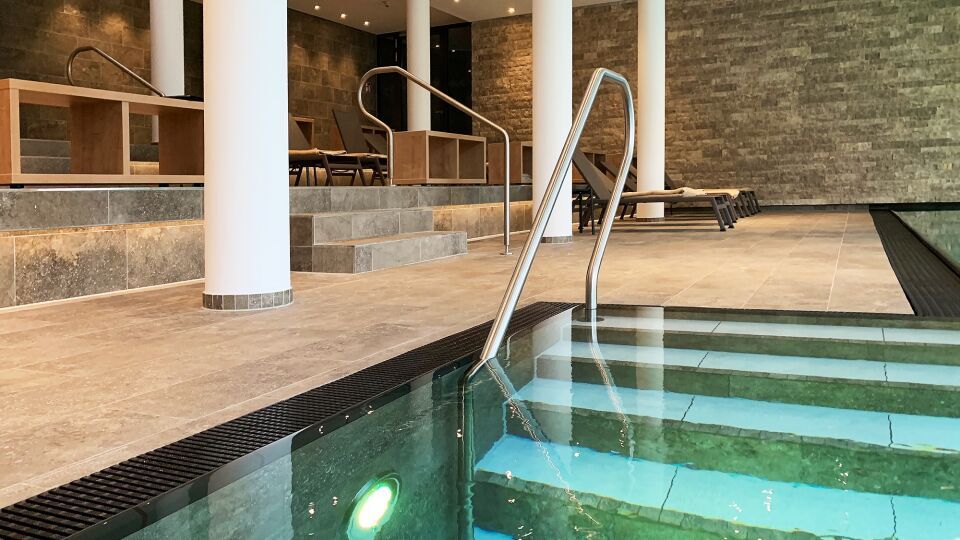 Produktsysteme für die Abdichtung und Fliesenverlegung in Schwimmbädern